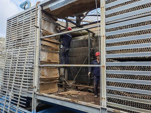 冷却塔填料更换人工费怎么算？,冷却塔填料安装视频